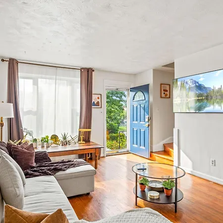 -- King Bed & Free Parking -- Vintage Retreat -- Villa